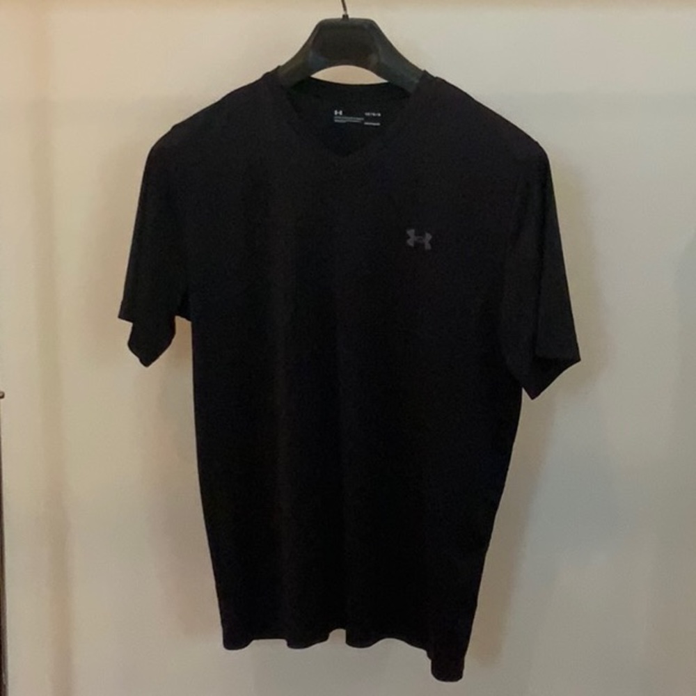 Men’s Under Armour V-neck Black Short Sleeve Performance Tee